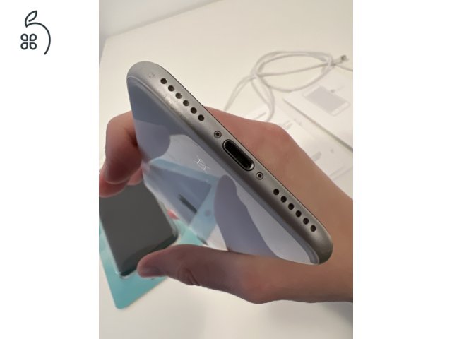 Fehér iPhone 2020SE eladó, 64 GB-os