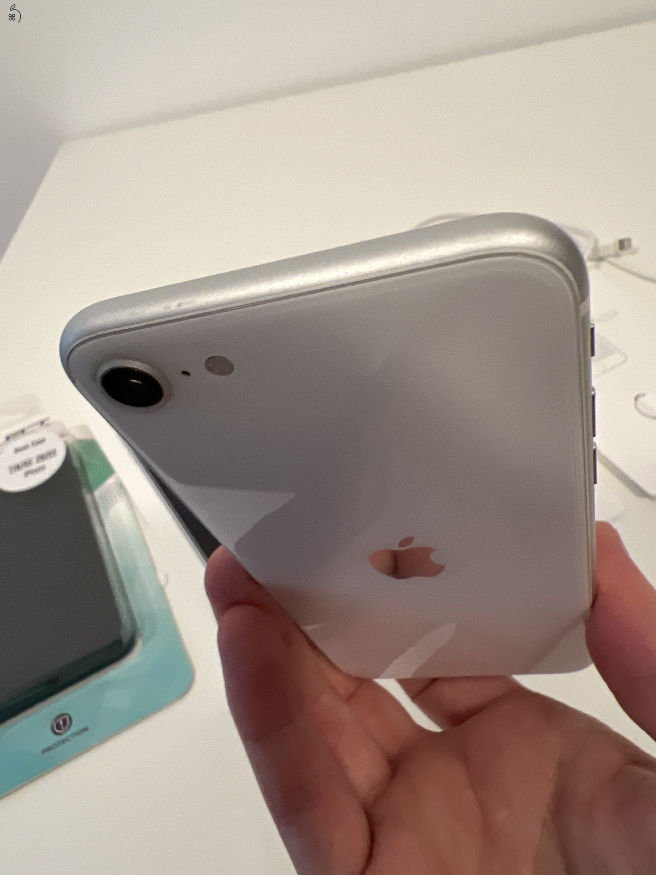 Fehér iPhone 2020SE eladó, 64 GB-os