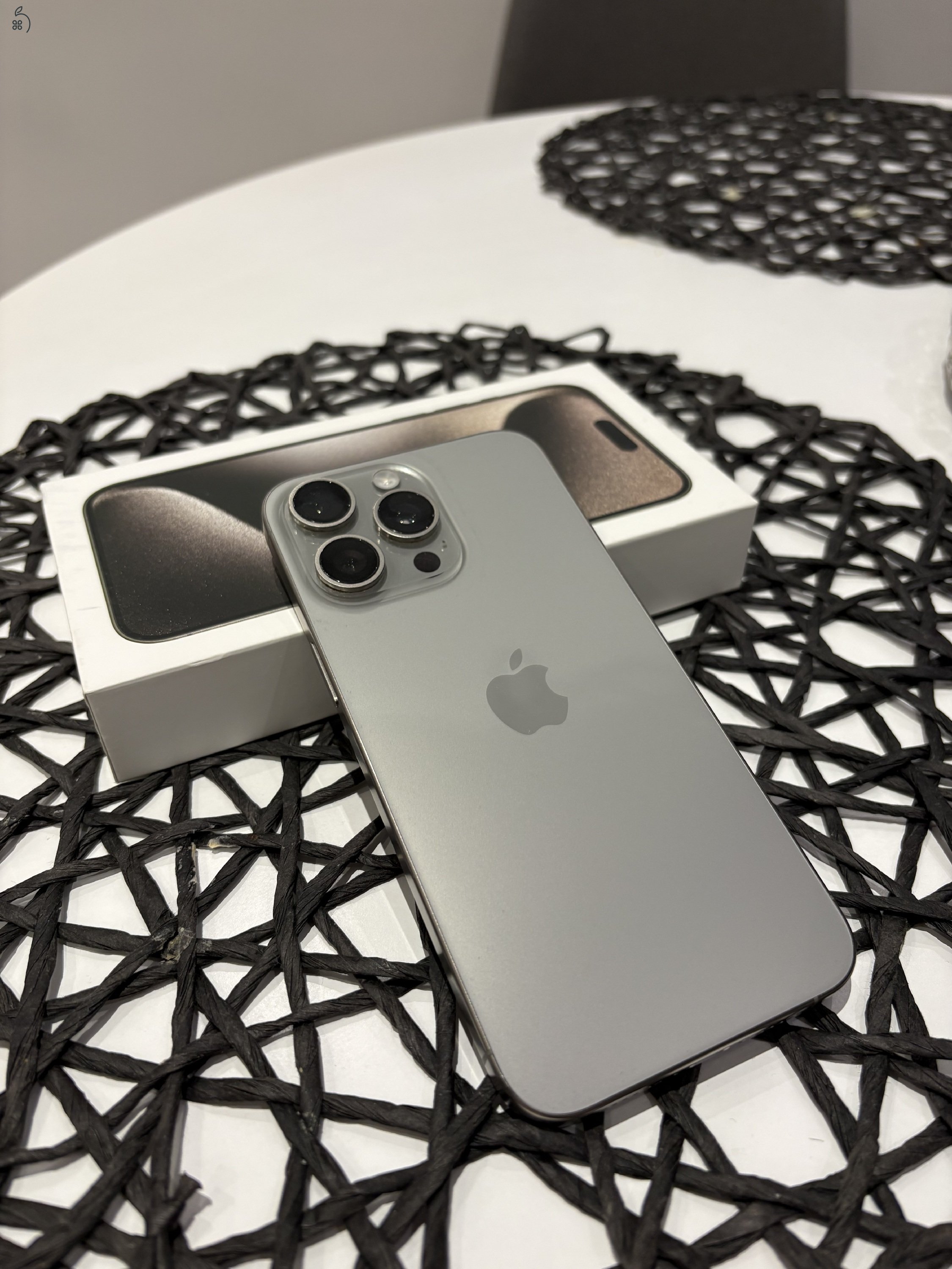 Eladó iPhone 15 Pro Max 256 GB natúr titán színben