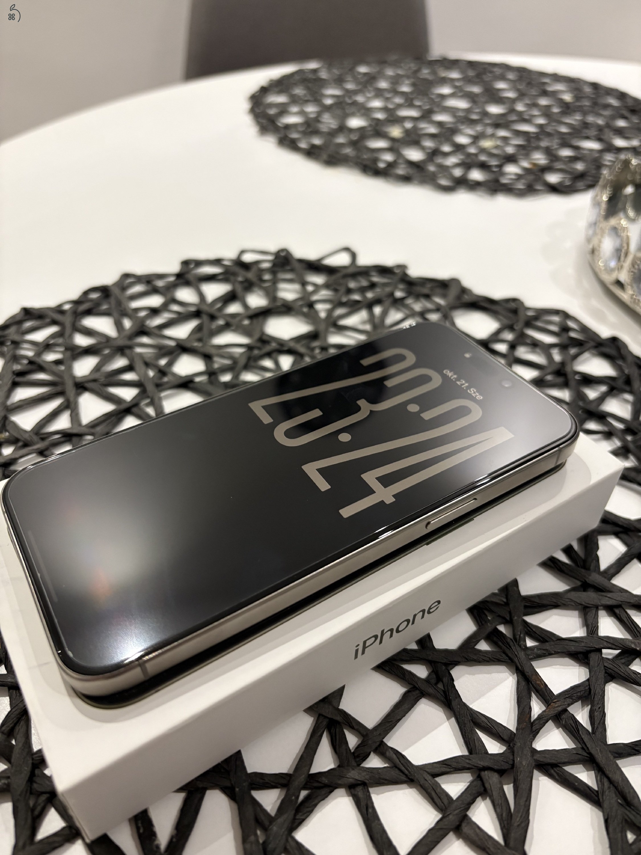 Eladó iPhone 15 Pro Max 256 GB natúr titán színben