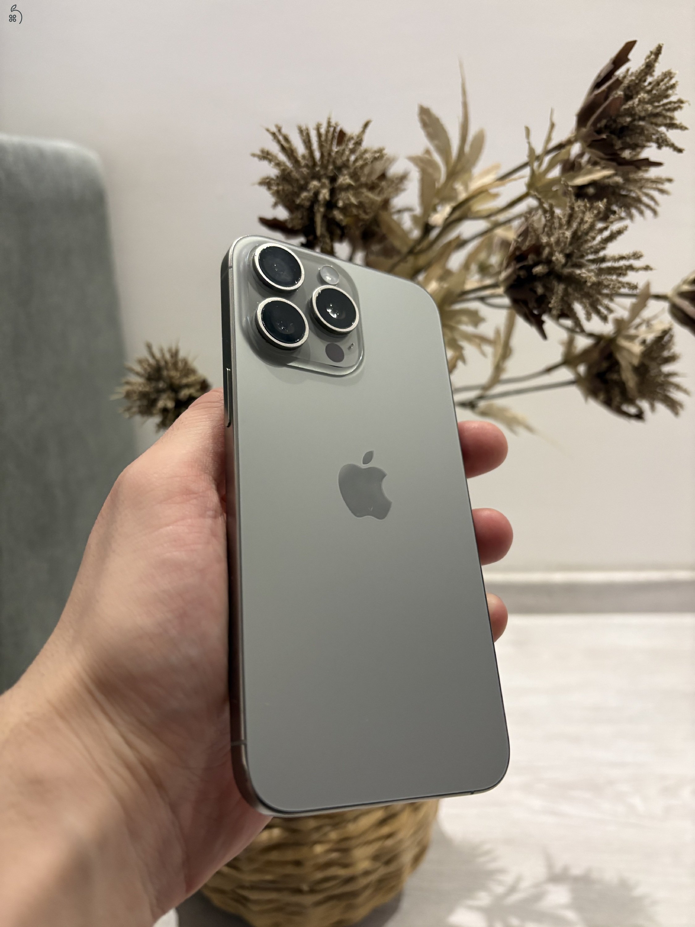Eladó iPhone 15 Pro Max 256 GB natúr titán színben