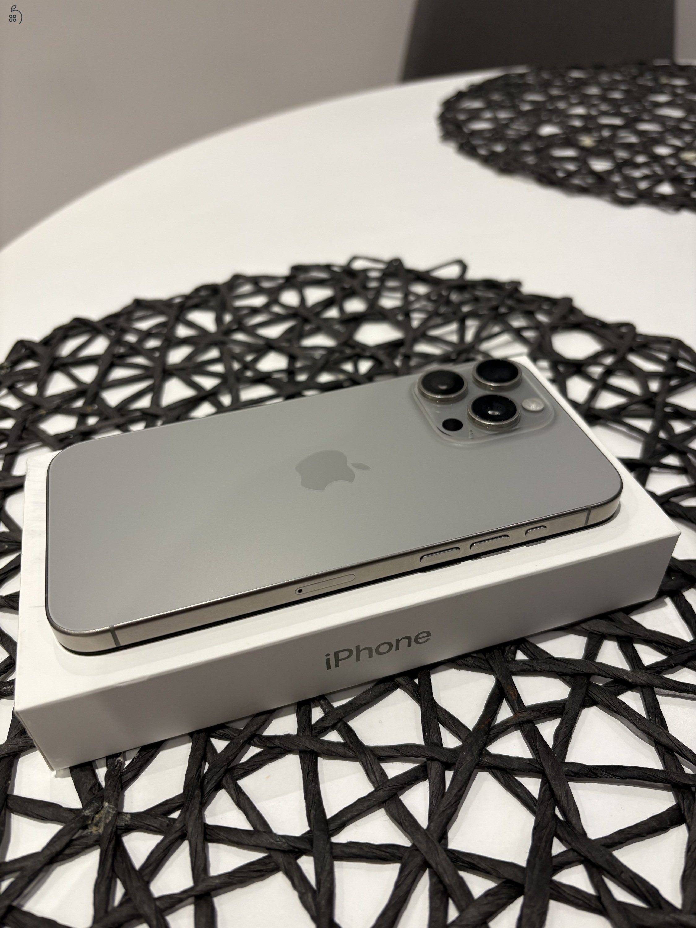 Eladó iPhone 15 Pro Max 256 GB natúr titán színben