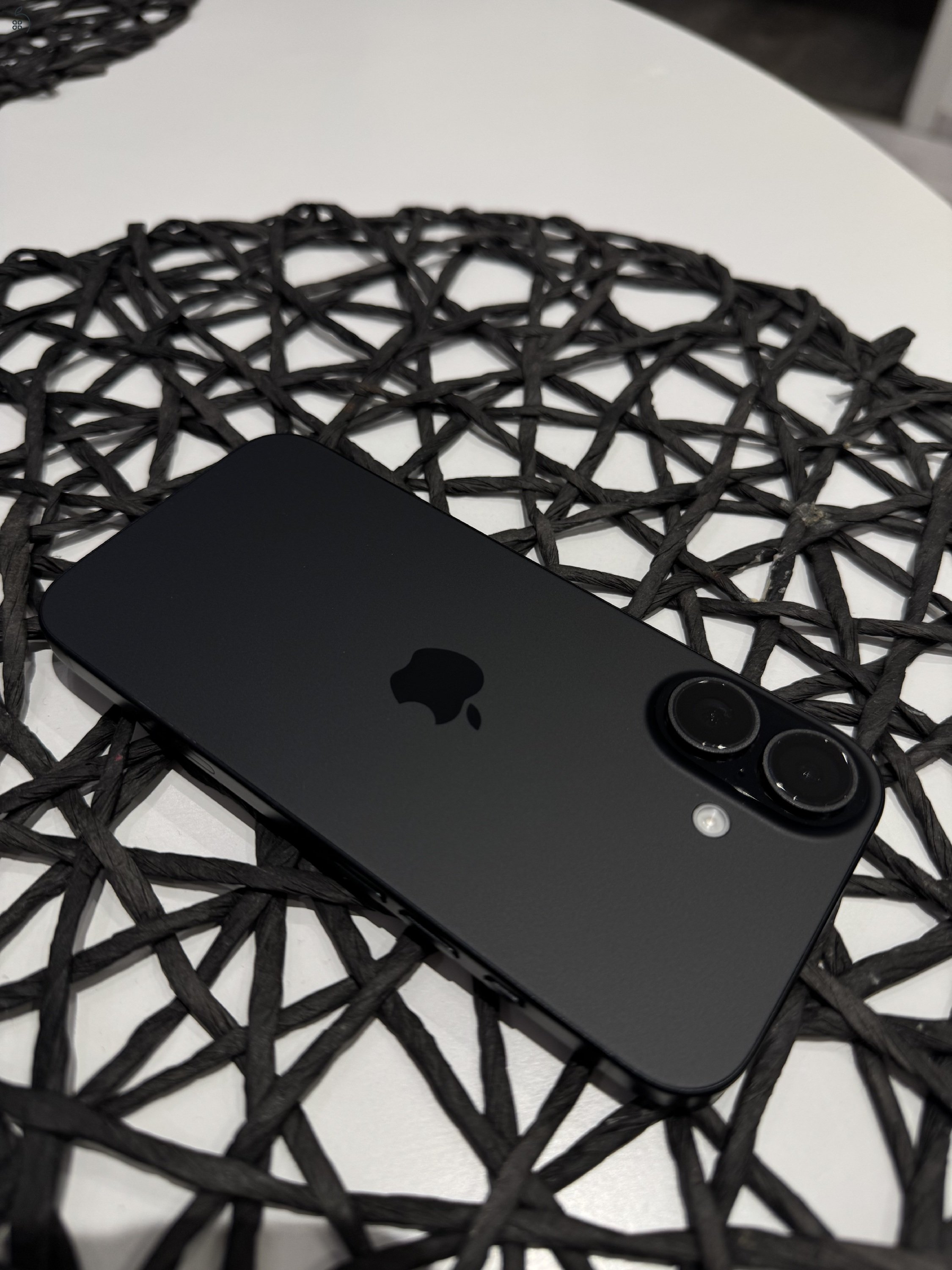 Eladó iPhone 16 128 GB fekete színben