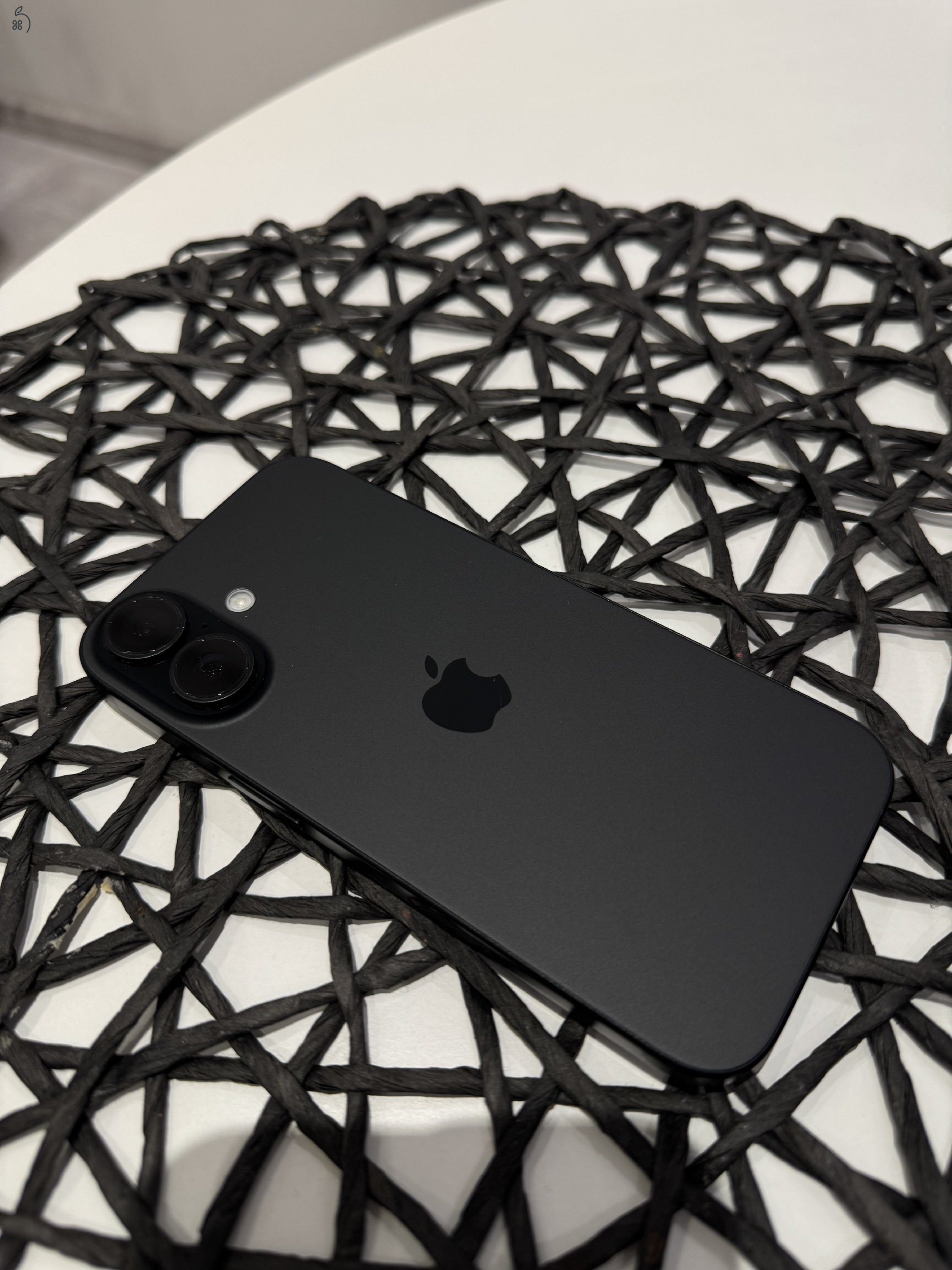 Eladó iPhone 16 128 GB fekete színben