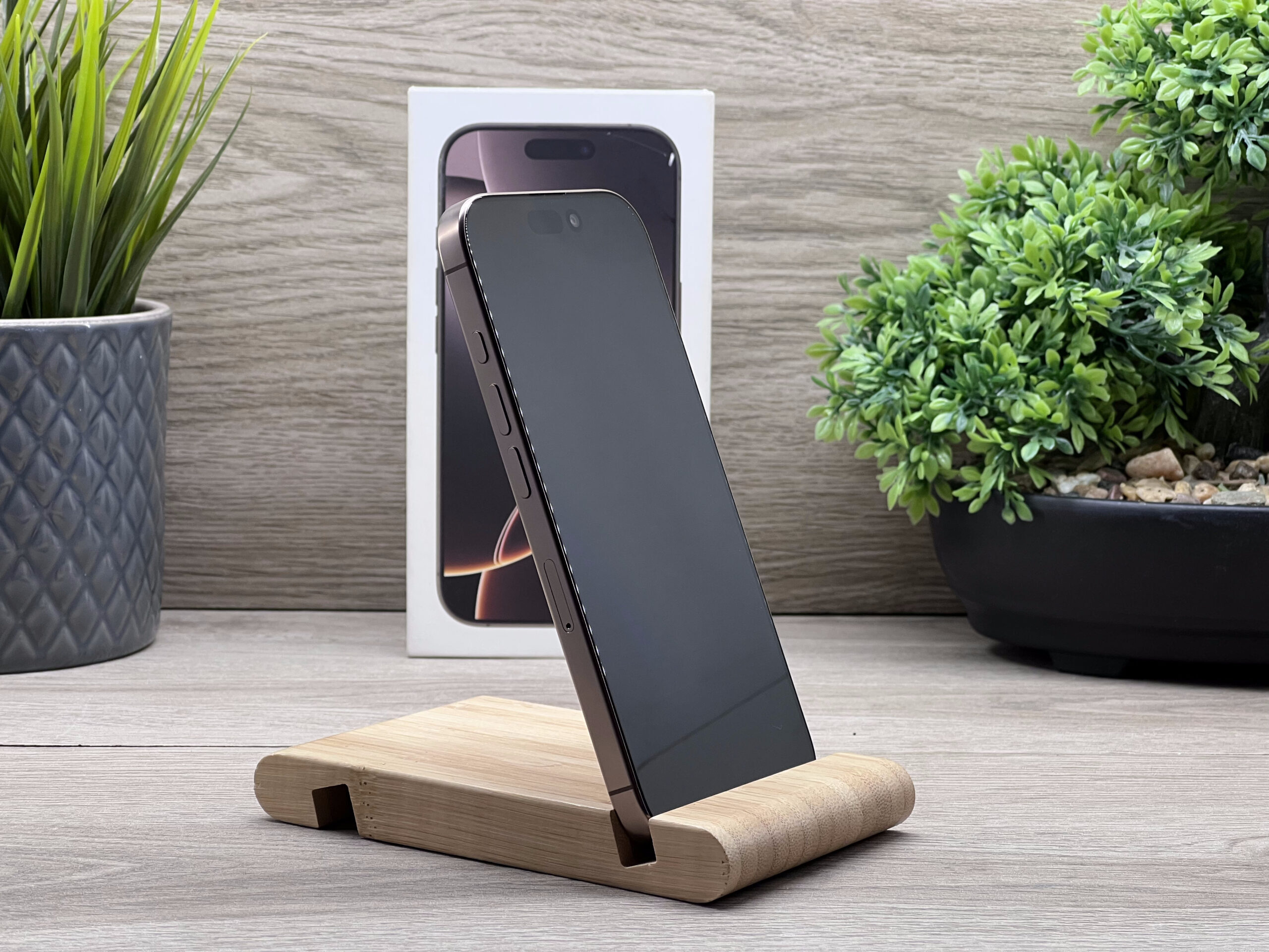 Hibátlan iPhone 16 Pro Desert Titanium 128GB 2 ÉV Garanciával Számlával