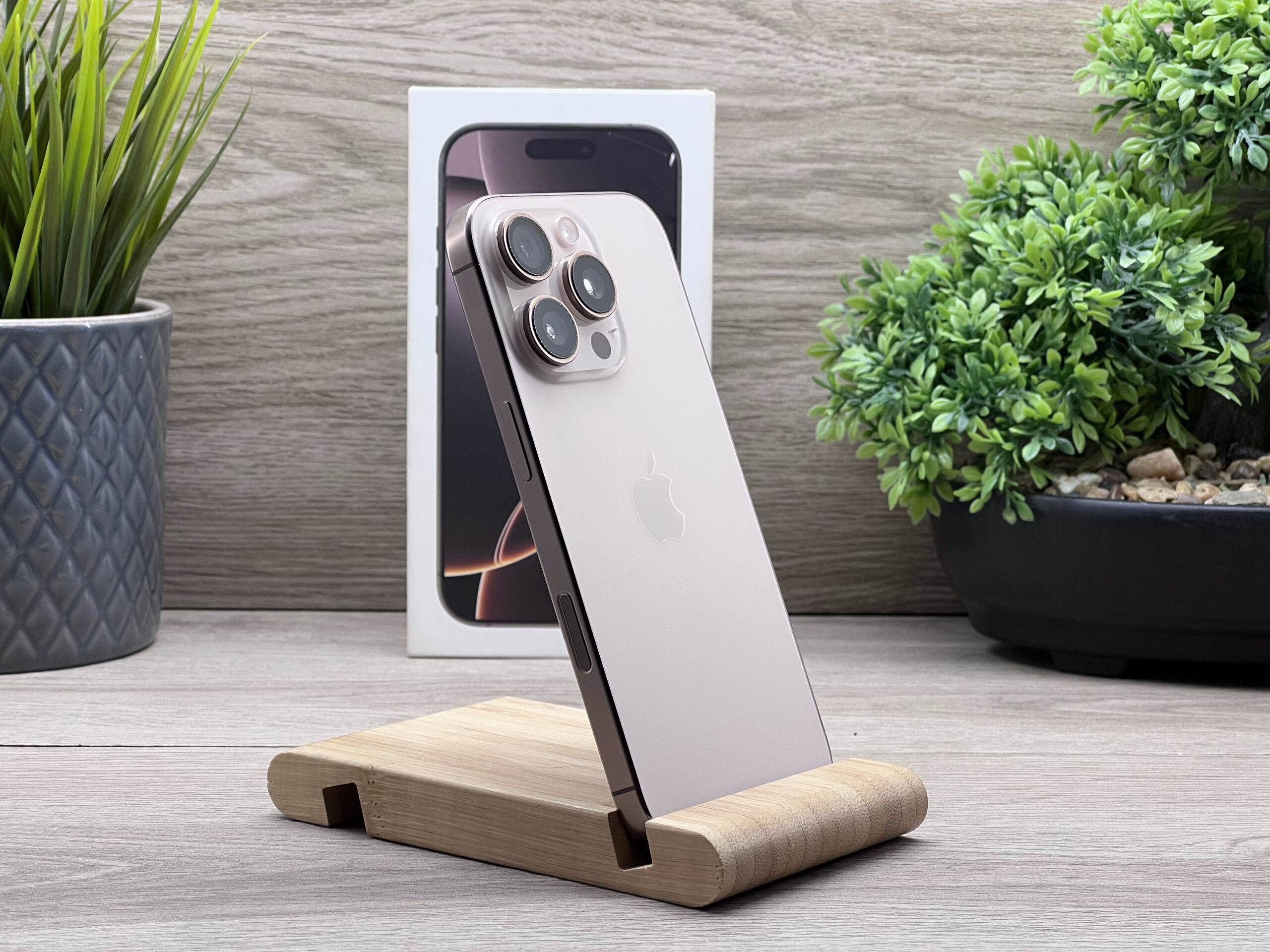 Hibátlan iPhone 16 Pro Desert Titanium 128GB 2 ÉV Garanciával Számlával