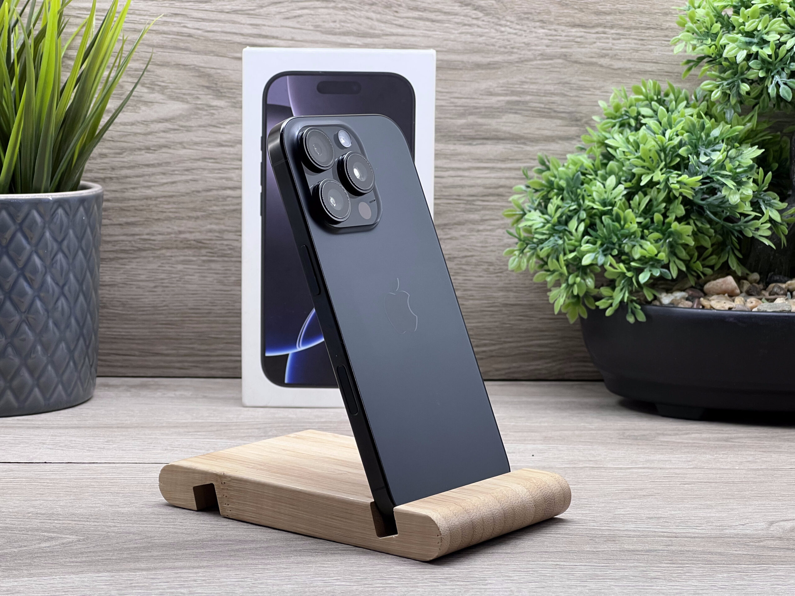 Hibátlan iPhone 16 Pro Black Titanium 128GB 2 ÉV Garanciával Számlával