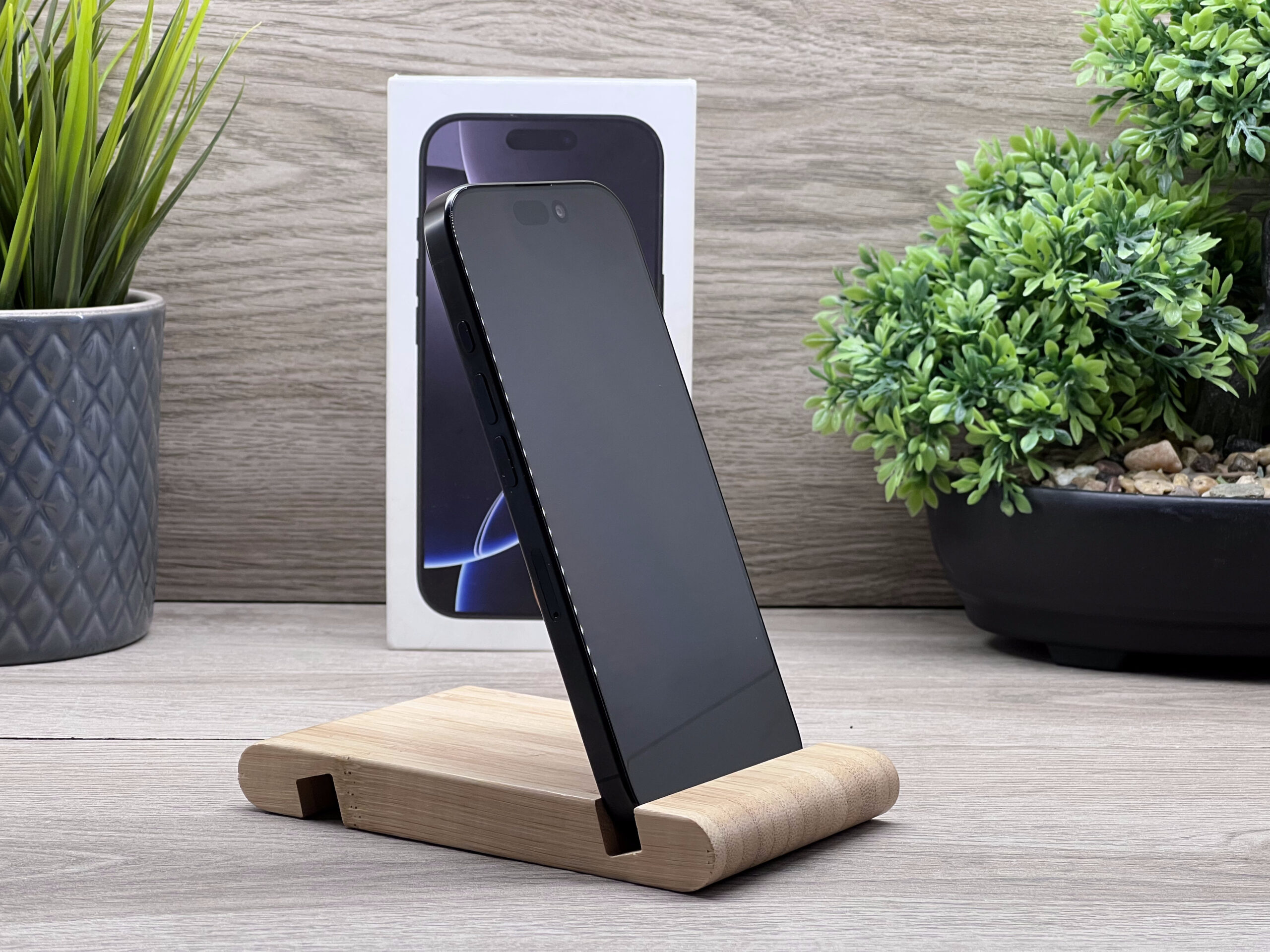 Hibátlan iPhone 16 Pro Black Titanium 128GB 2 ÉV Garanciával Számlával