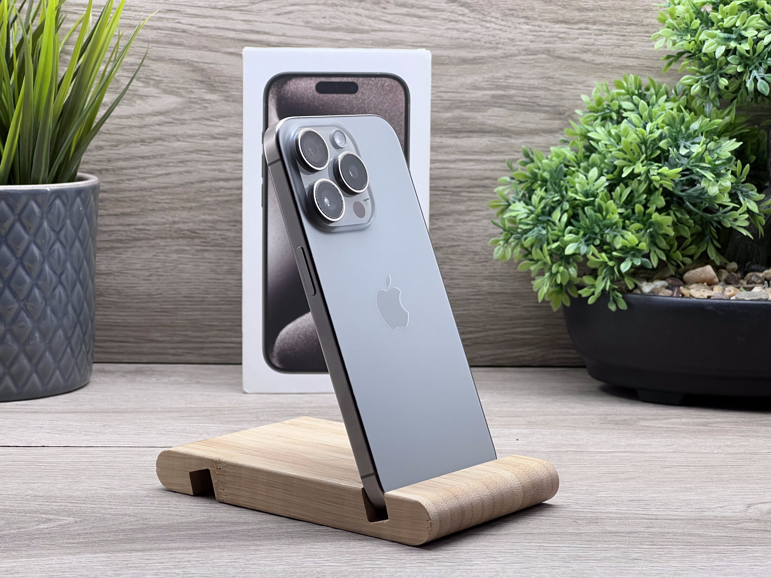 Hibátlan iPhone 15 Pro Natural Titanium 256GB 2 ÉV Garanciával Számlával