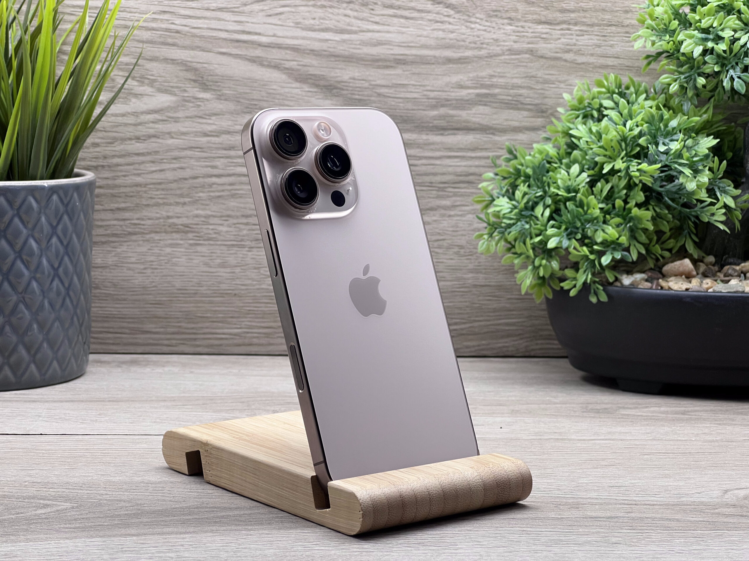 Hibátlan iPhone 16 Pro Desert Titanium 256GB 2 ÉV Garanciával Számlával