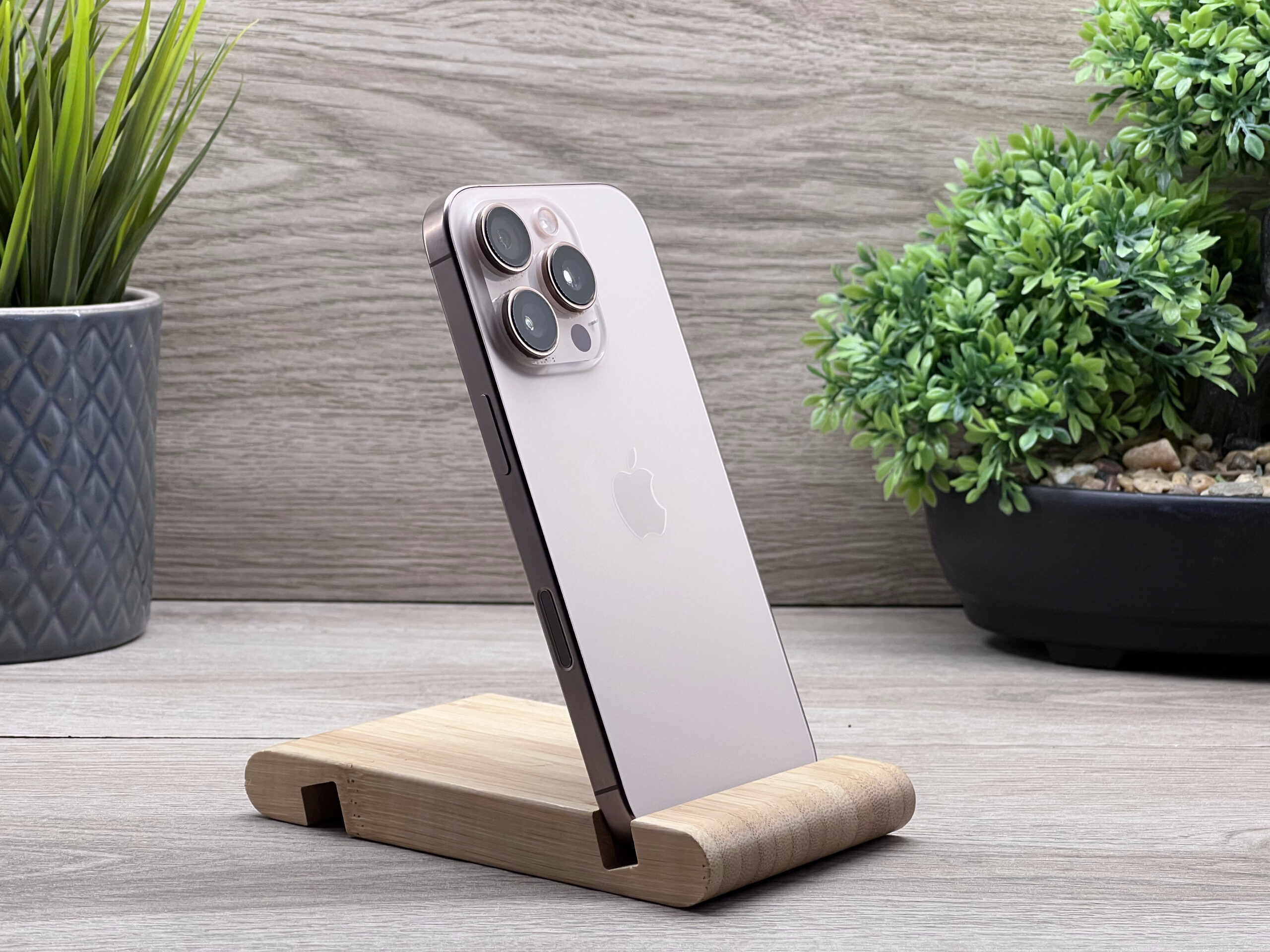 Hibátlan iPhone 16 Pro Desert Titanium 256GB 2 ÉV Garanciával Számlával