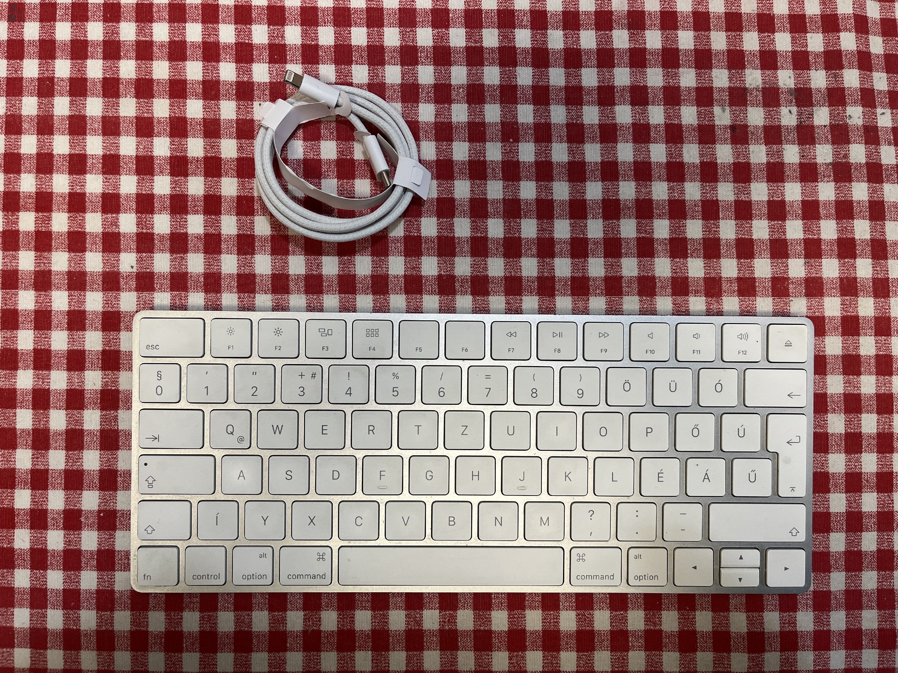 APPLE Magic Keyboard Magyar kiosztással eladó. 