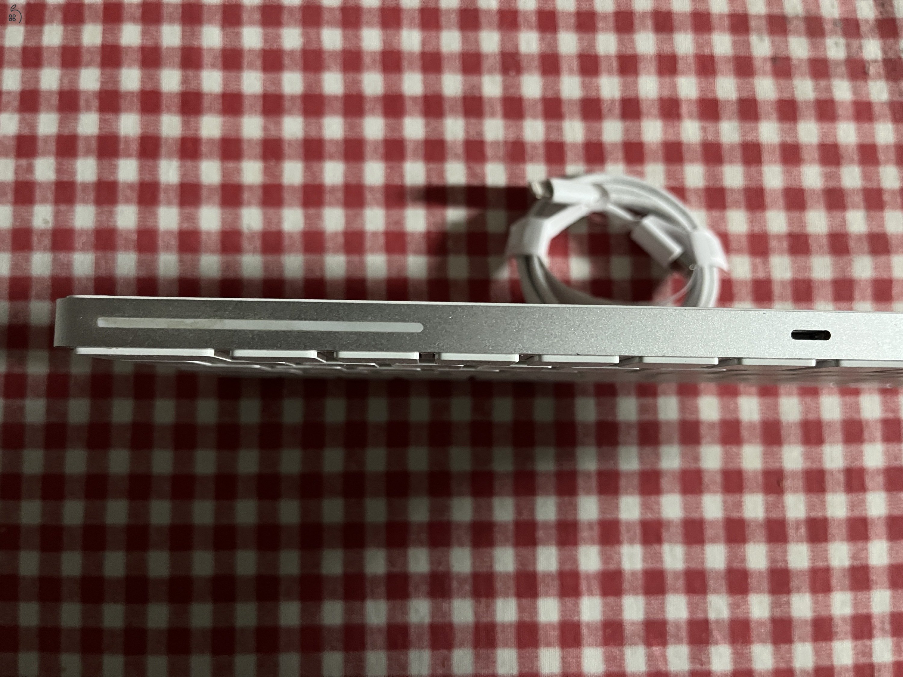 APPLE Magic Keyboard Magyar kiosztással eladó. 