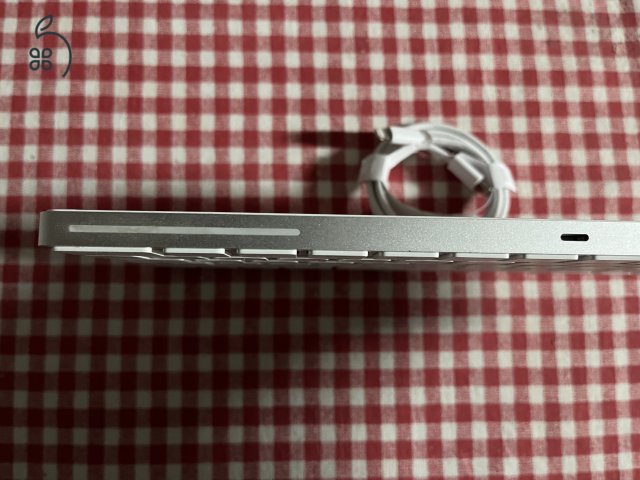 APPLE Magic Keyboard Magyar kiosztással eladó. 