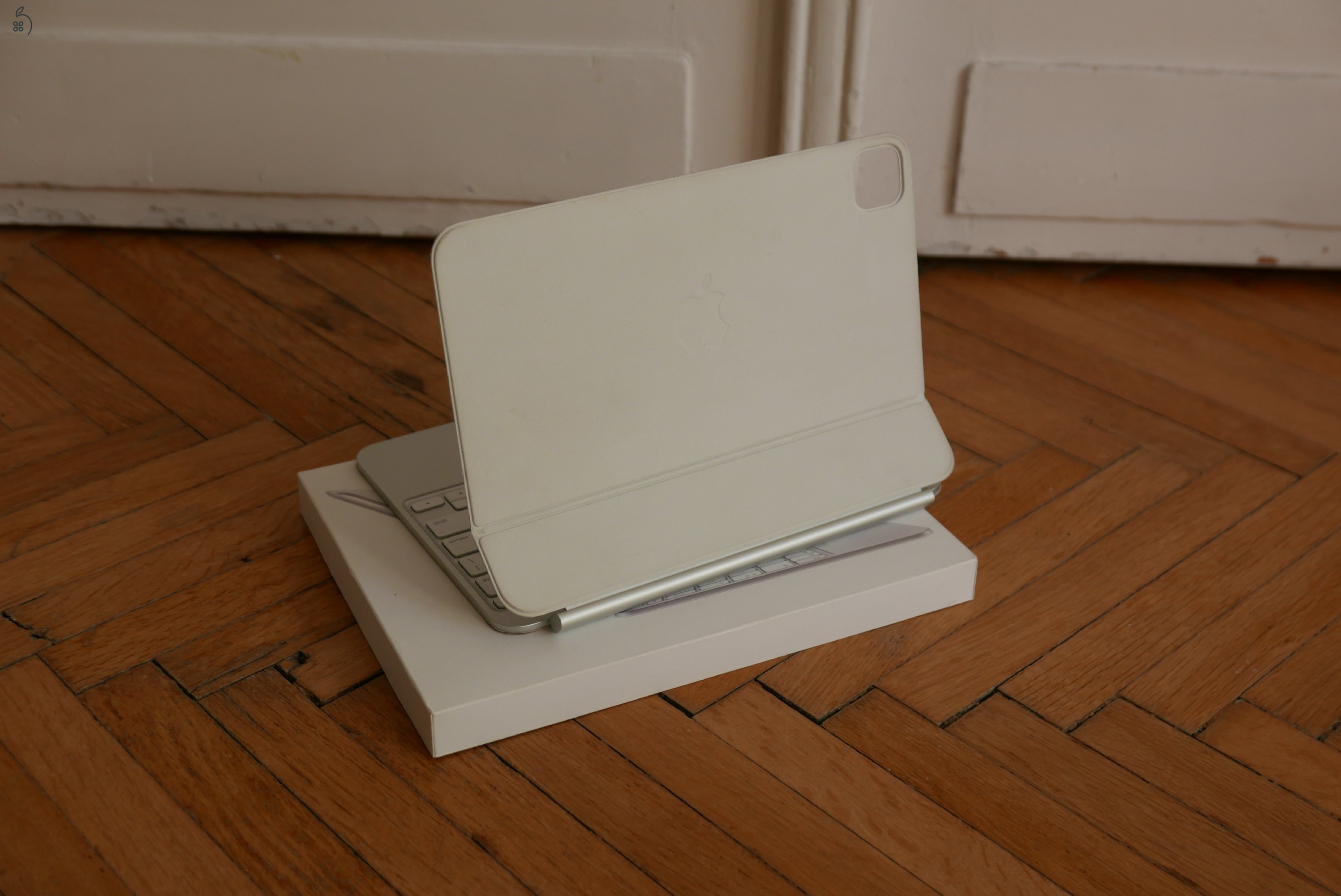 Apple Magic Keyboard - angol kiosztással, 11-es mérethez