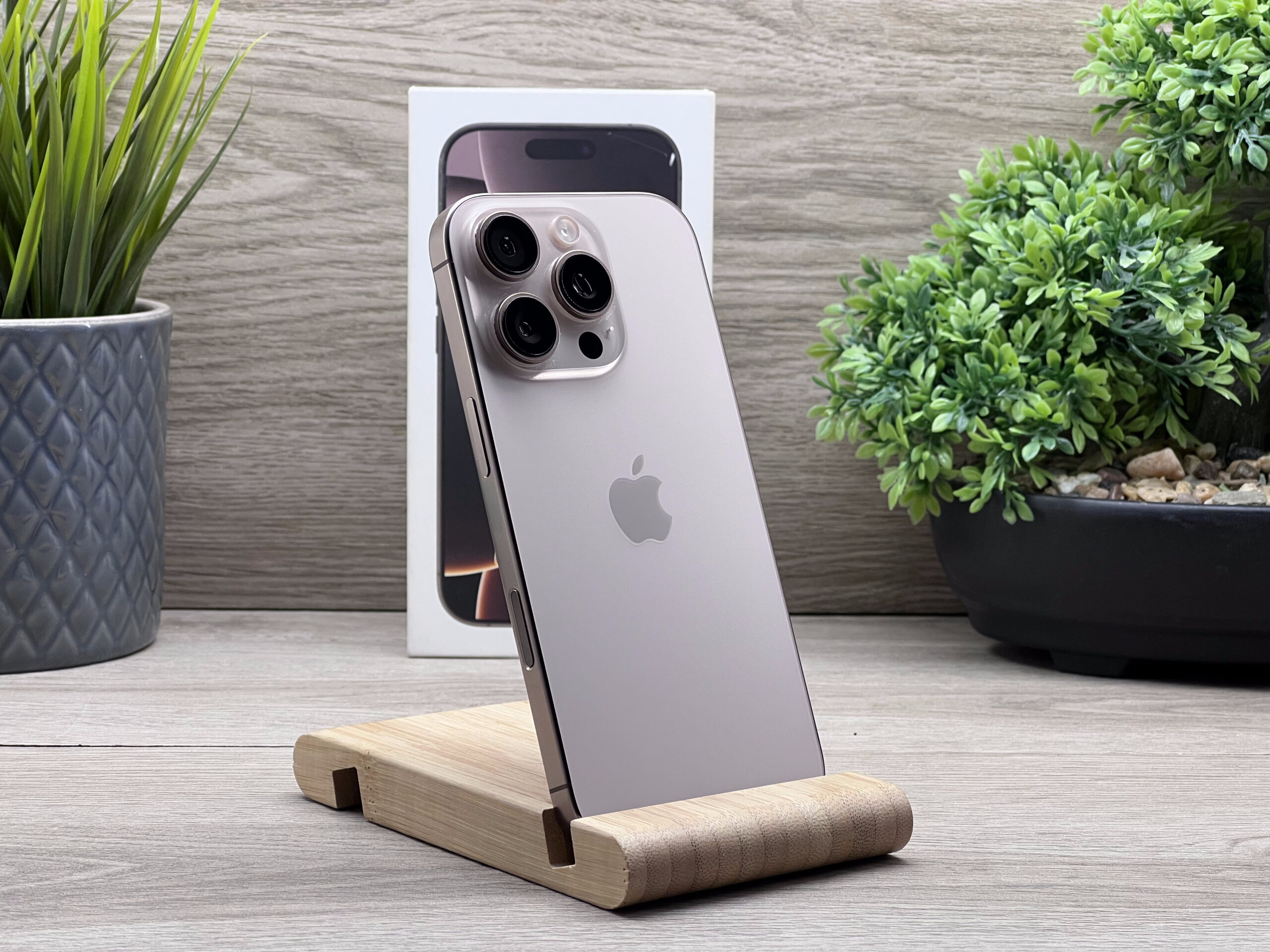 Hibátlan iPhone 16 Pro Desert Titanium 256GB 2 ÉV Garanciával Számlával Aksi 100%