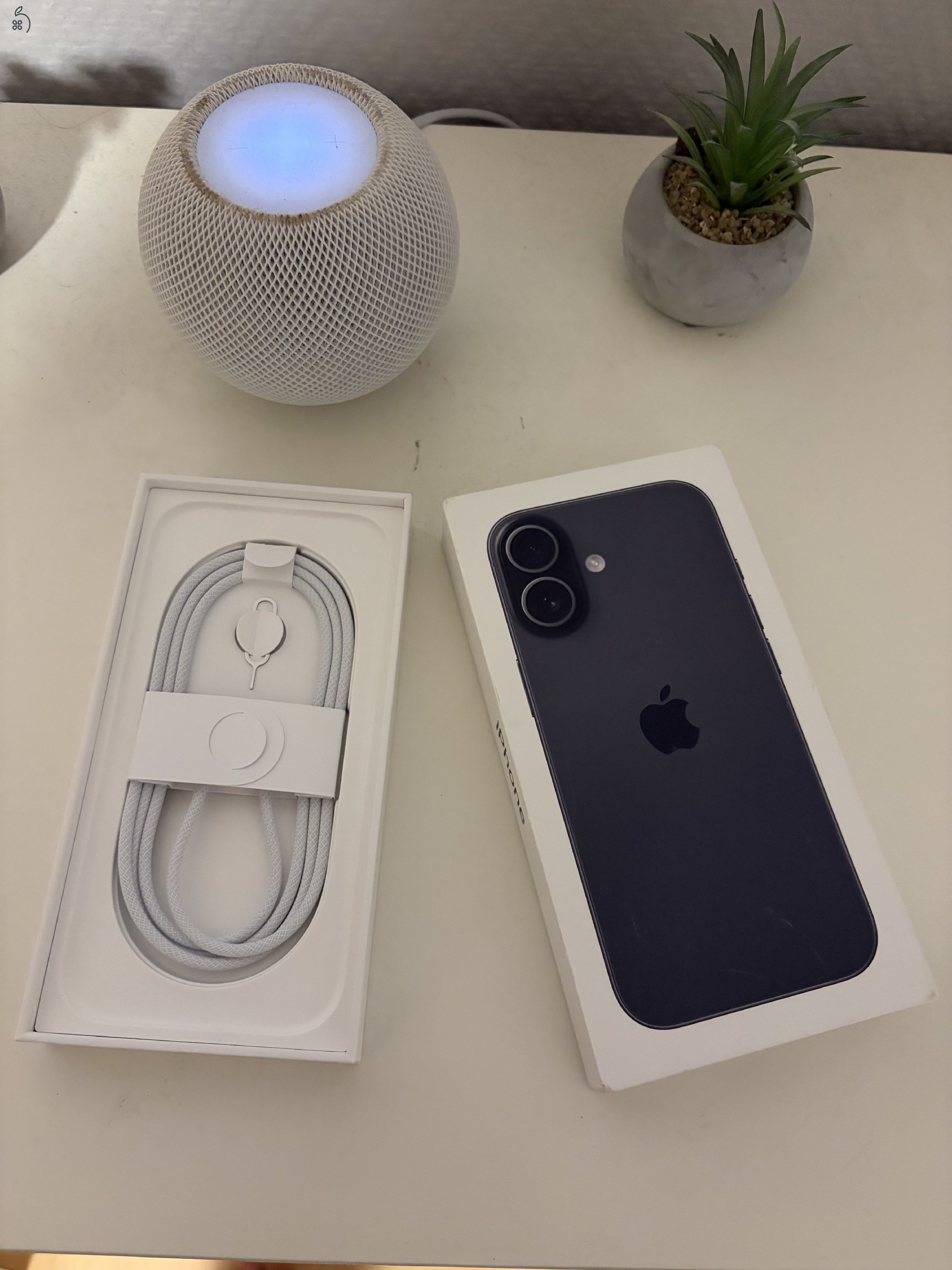 Apple iPhone 17 256GB (Fekete) – Kiváló állapotban, sok tartozékkal
