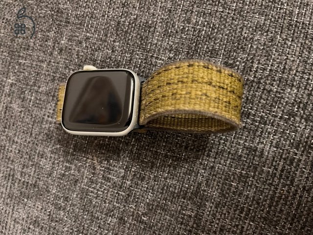 Apple Watch S5 + töltő + 2db óraszíj