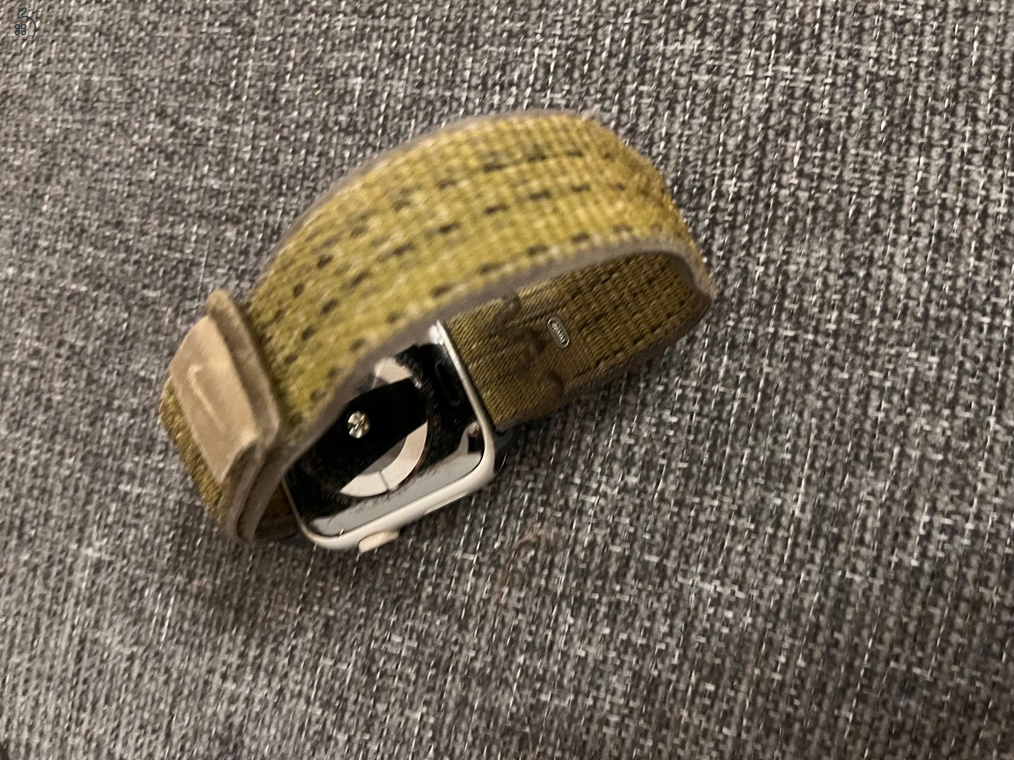 Apple Watch S5 + töltő + 2db óraszíj
