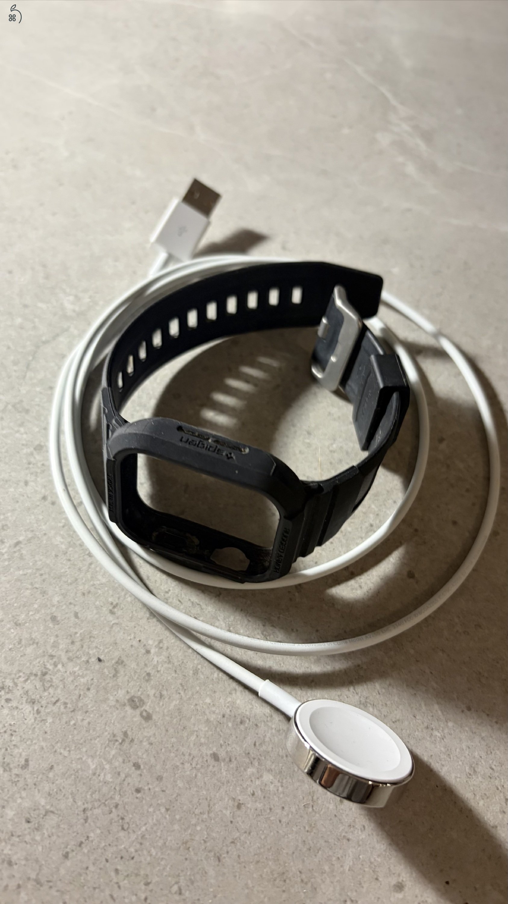 Apple Watch S5 + töltő + 2db óraszíj