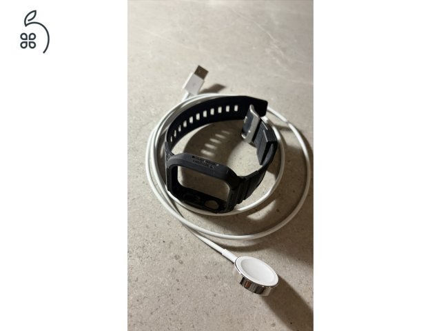 Apple Watch S5 + töltő + 2db óraszíj