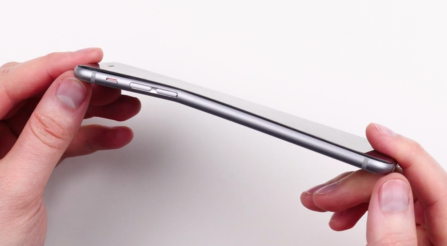 Könnyen görbülnek az új Iphone-ok: iPhone 6 Plus hajlítás teszt [videó]