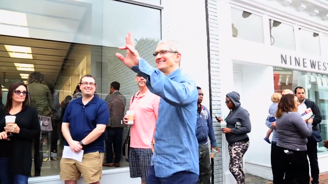 Tim Cook meglepi látogatása