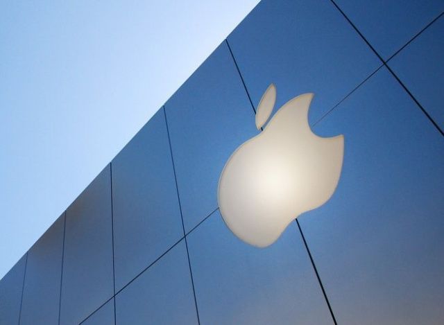 Egy Apple Store alkalmazott 1 millió dollárnyi iTunes ajándékkártyát lopott
