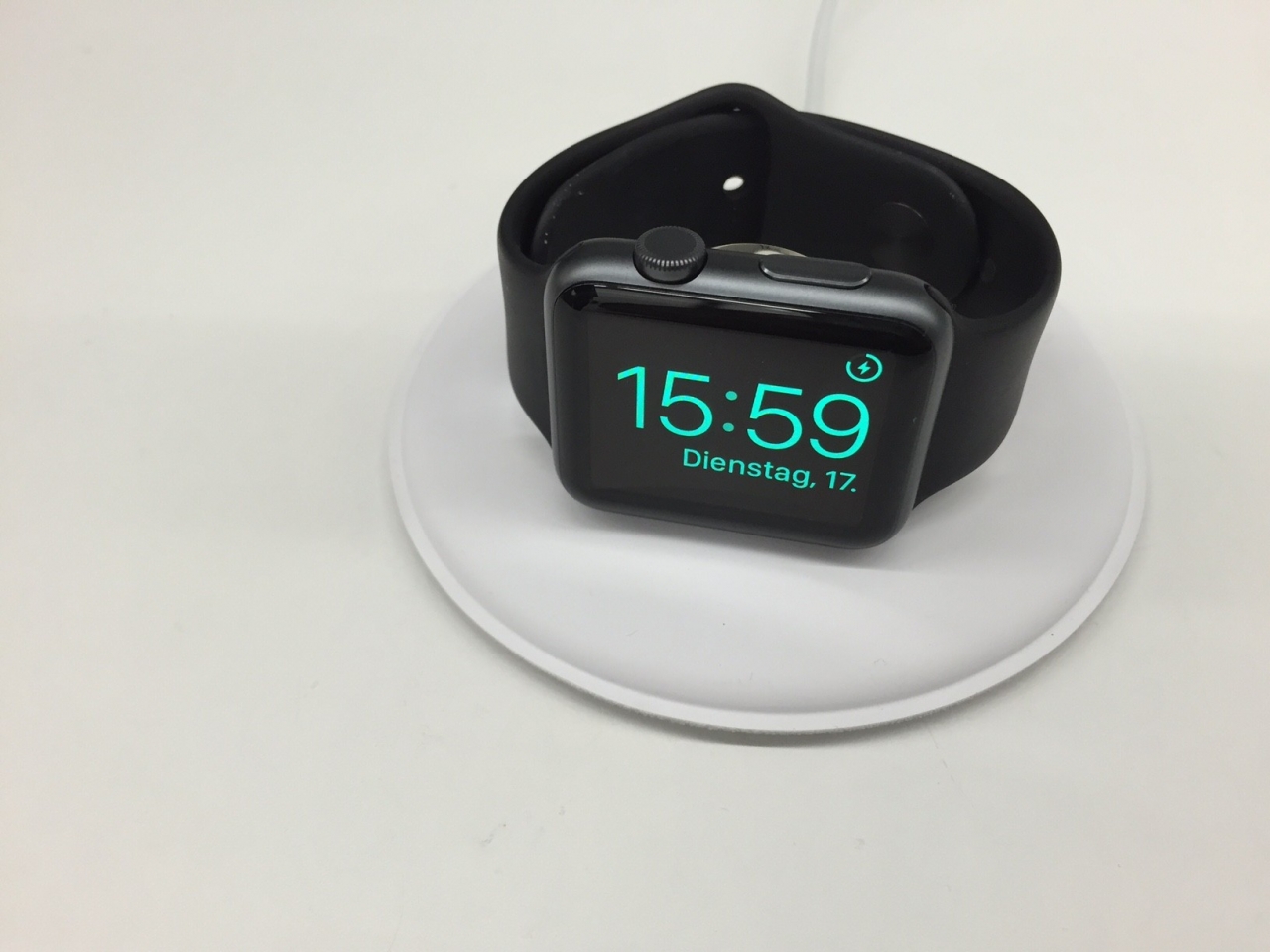 Apple Watch: érkezik a mágneses töltő