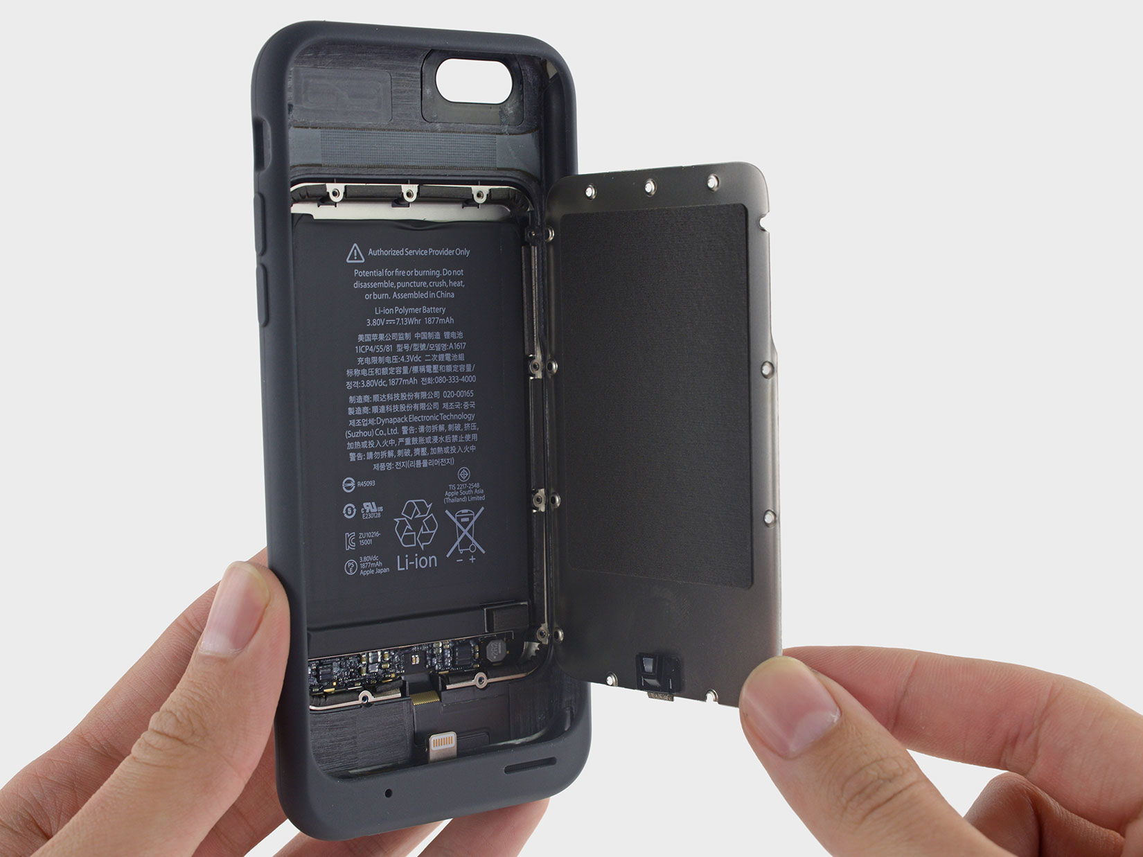 Az iFixit végre szétszedte a Smart Battery Case-t