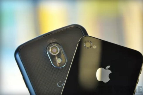 Pert nyert az Apple, régi Samsung mobilokat tiltottak be