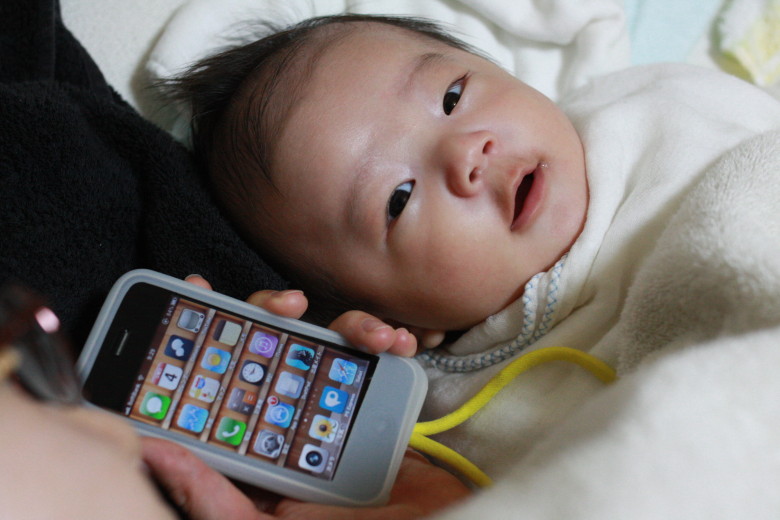 Egy újszülött, két eladott iPhone