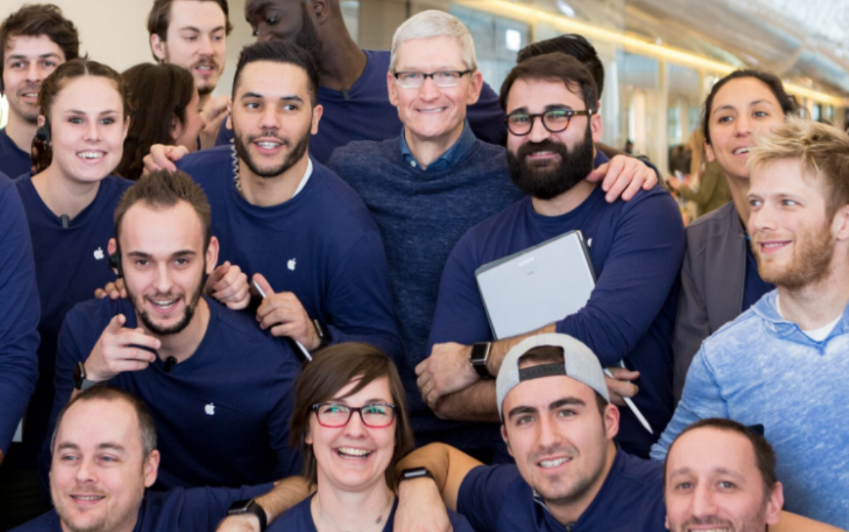 Tim Cook váratlanul felbukkant egy francia Apple üzletben