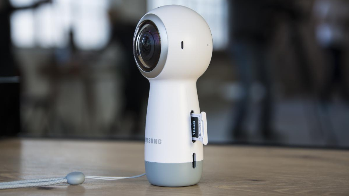 Boltokban az iPhone-nal is használható új 360 fokos gömbkamera