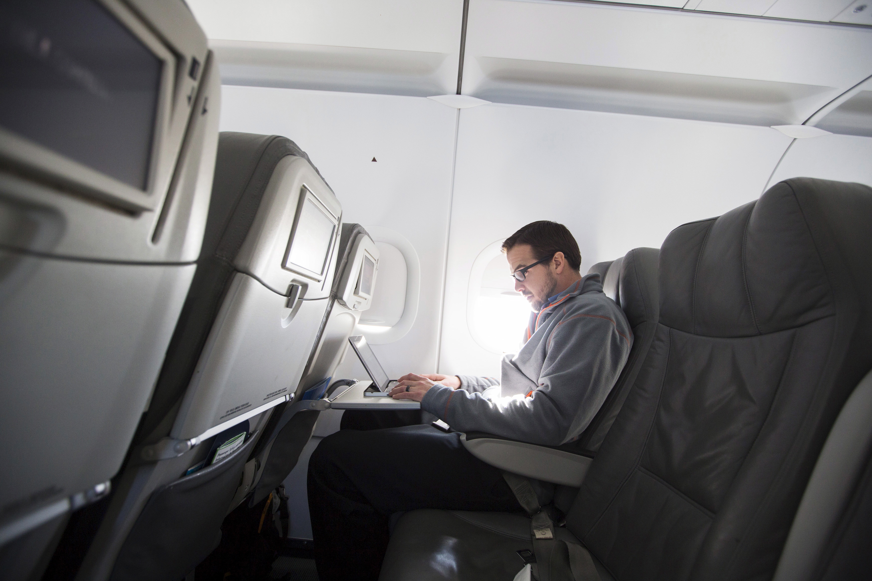 Végleg betiltják majd a laptopokat a repülőkön?
