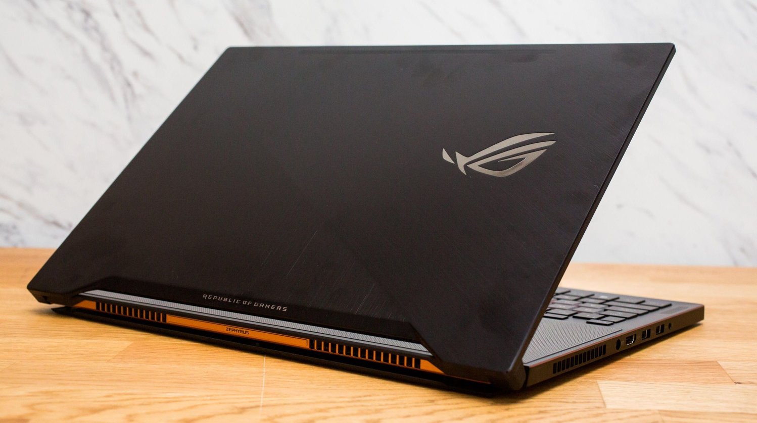Íme az Asus legújabb Gamer laptopja, ami persze olcsóbb és már majdnem olyan vékony, mint az új Macbook Pro 