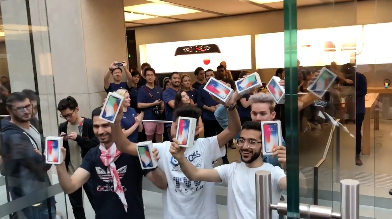 Ime az első iPhone X vásárlók [videó]