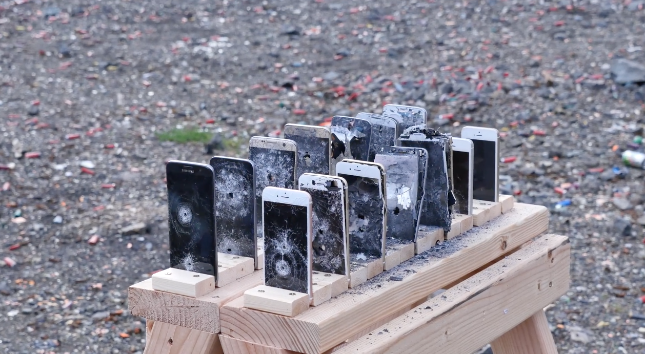 iPhone vs Galaxy golyóálló teszt [videó]