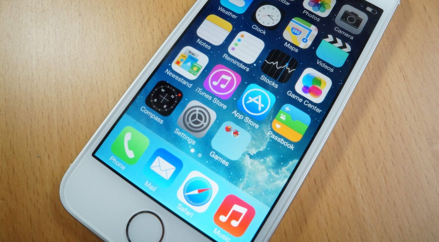 Hogyan teljesít az iPhone 5s a teljesítménycsökkentő szoftverrel? A videóból kiderül