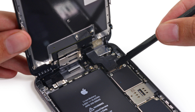 iPhone 6S sebesség teszt, régi vs új akkumulátor [videó]