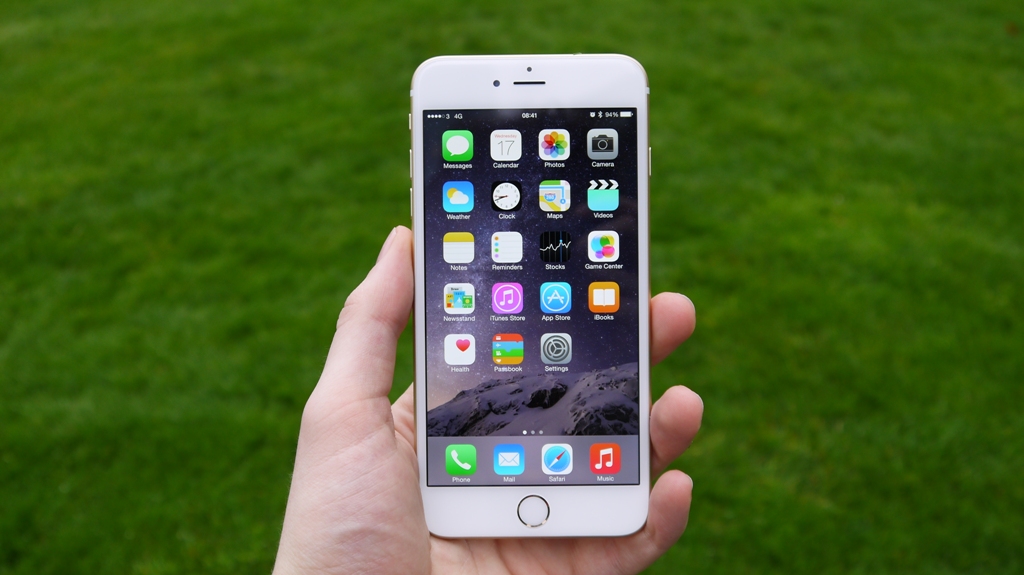 Megbüntették az Apple-t Európában az iPhone-ok lassítása miatt 