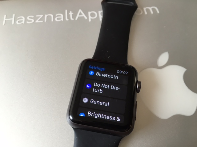 Először is párosíts egy Bluetooth-os fejhallgatót az Apple Watch-csal!