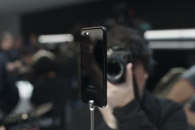 Kozmoszfekete (Jet Black) iPhone 7. Forrás: Technobuffalo