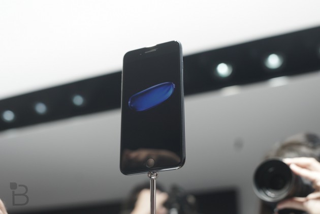 Kozmoszfekete (Jet Black) iPhone 7. Forrás: Technobuffalo