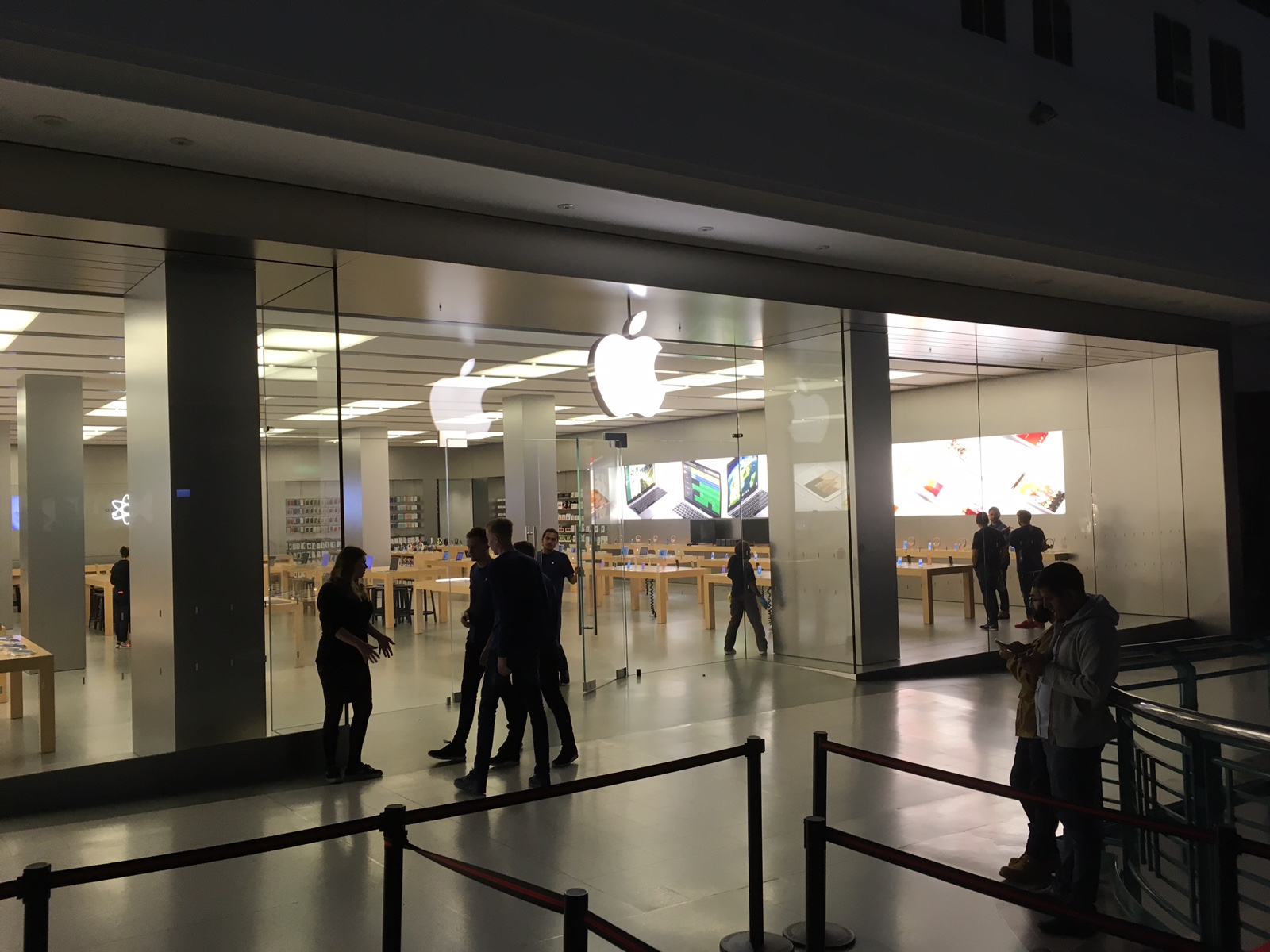 London ma reggel 7:20h semmi sor, de kizárólag csak azok kaphattak telefont akik online előrendelték