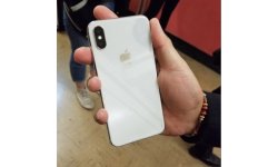 Silver iPhone X a képen