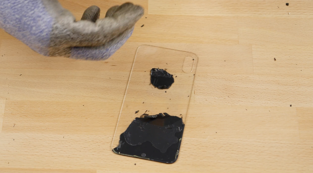 A hátlap eltávolításával csak óvatosan! - Ugrik az Apple Garancia